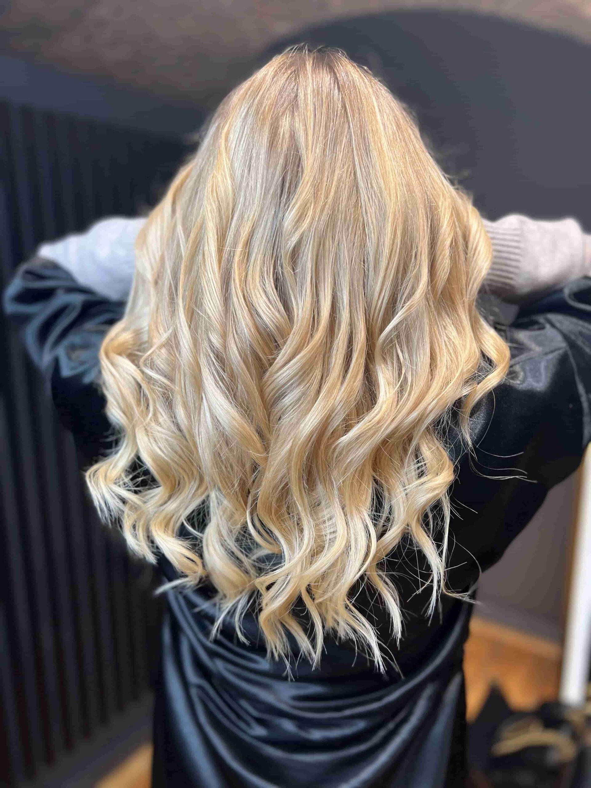 Przedłużanie włosów falowanych blond – efekt po zabiegu, długie loki o naturalnym połysku