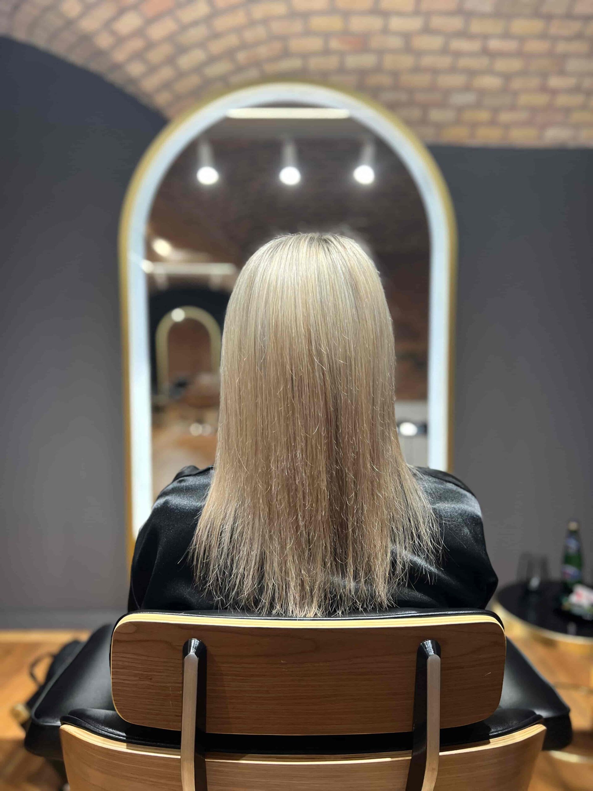 Przedłużanie włosów falowanych blond – efekt przed zabiegiem, włosy cienkie i krótsze