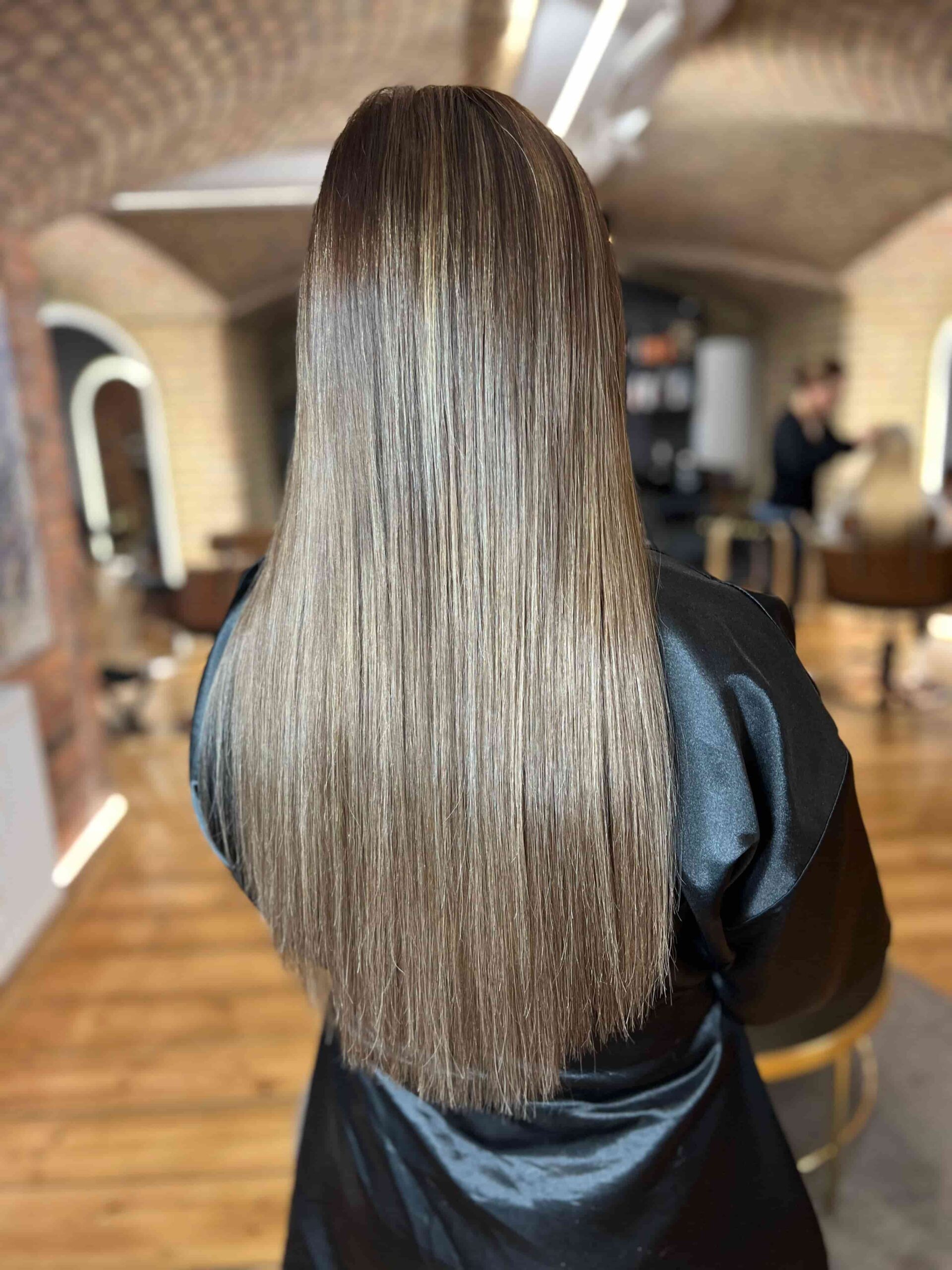 Przedłużanie włosów ciemnych – efekt po zabiegu, gładkie, lśniące włosy w odcieniu głębokiego brązu