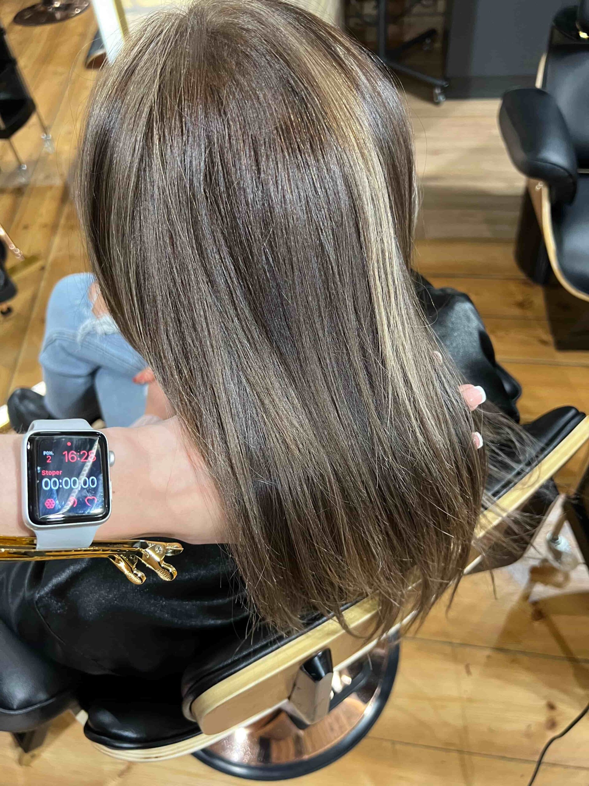 Przedłużanie włosów ciemnych – efekt przed zabiegiem, włosy średniej długości, bez połysku