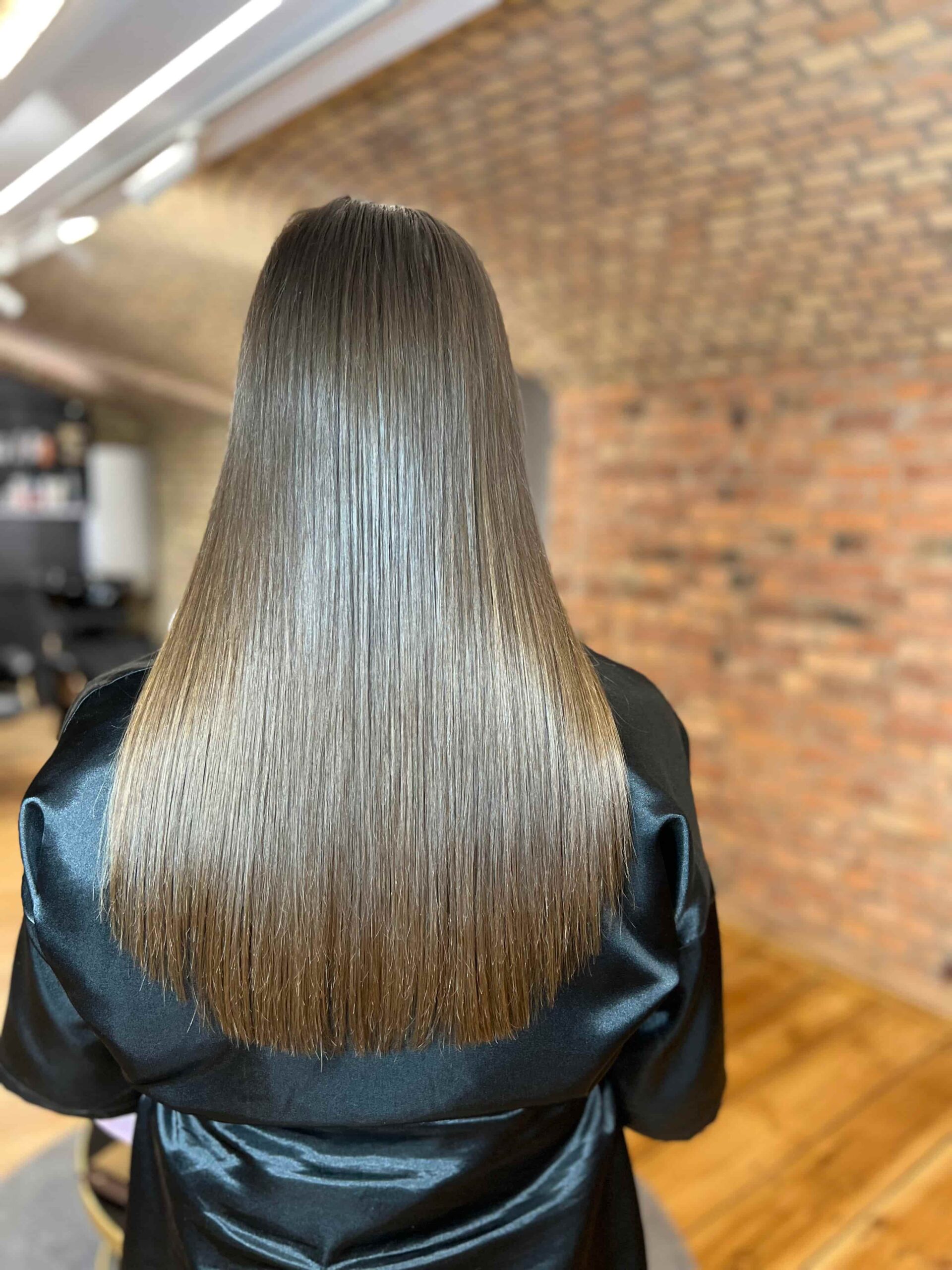 Przedłużanie włosów jasnych – efekt po zabiegu, długie, jedwabiste włosy z naturalnym wykończeniem