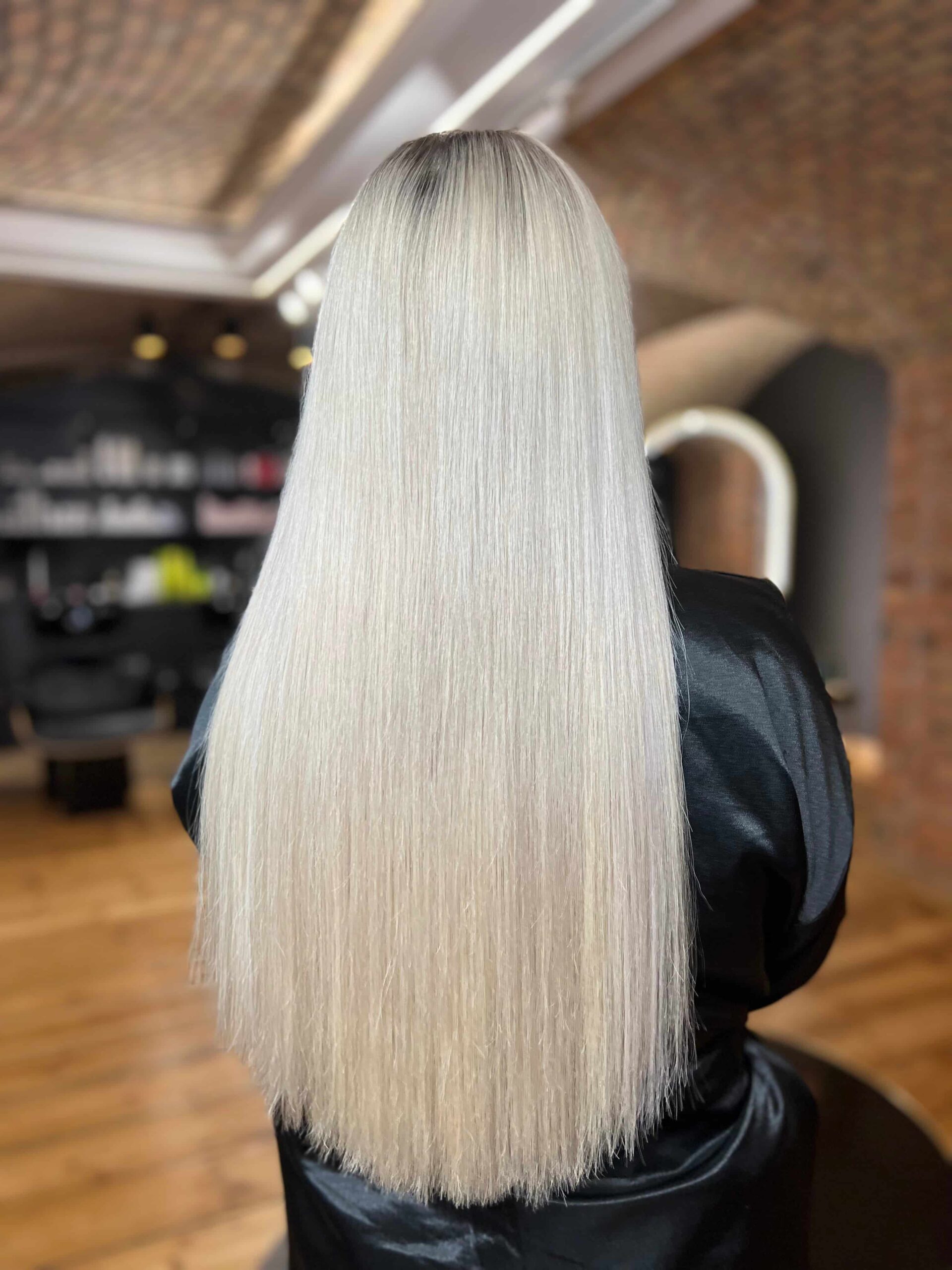 Przedłużanie włosów w odcieniu ciemny blond – efekt po zabiegu, pełna objętość i wyrazisty połysk