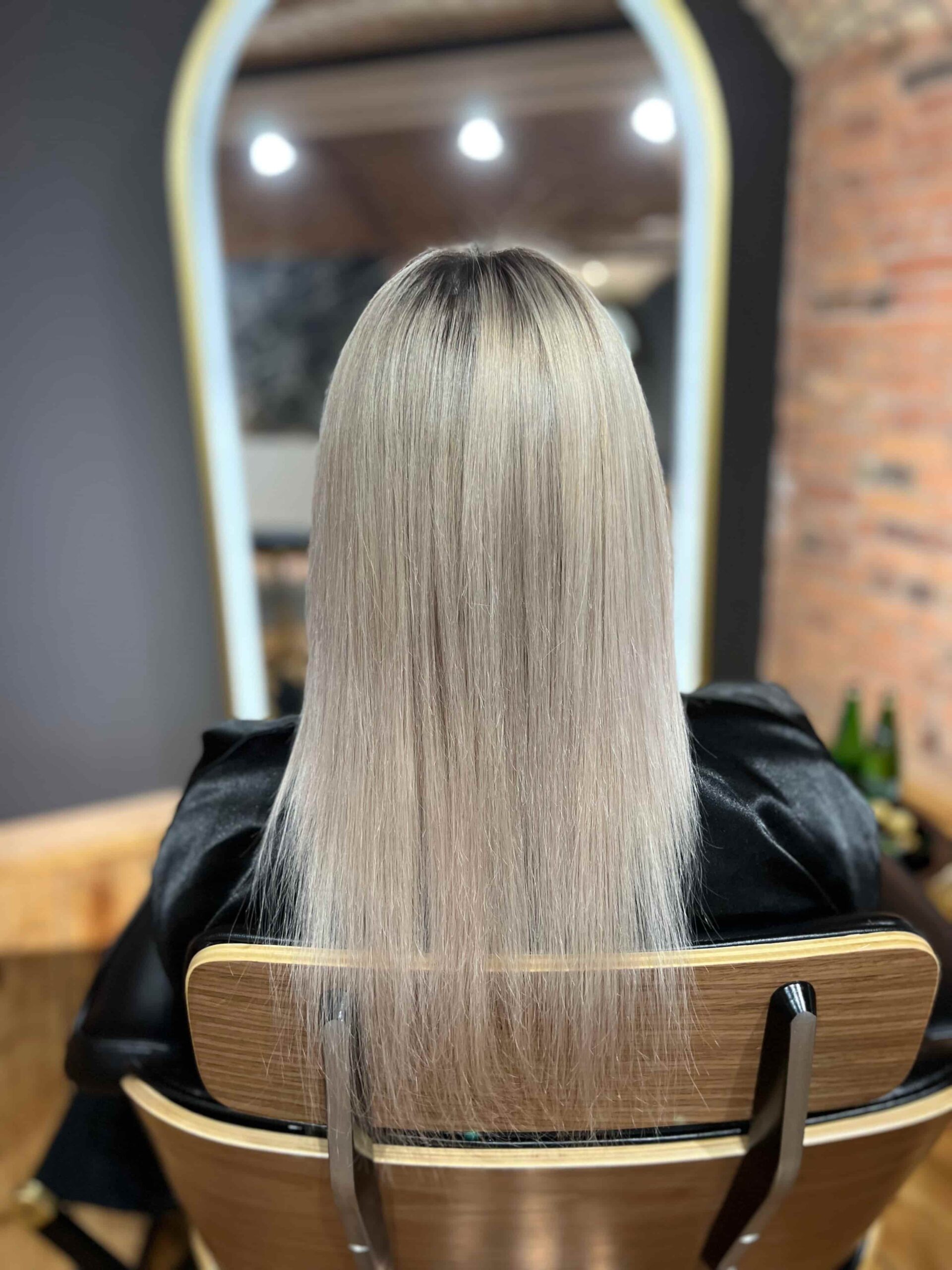 Przedłużanie włosów w odcieniu ciemny blond – efekt przed zabiegiem, krótsze włosy z mniejszą objętością