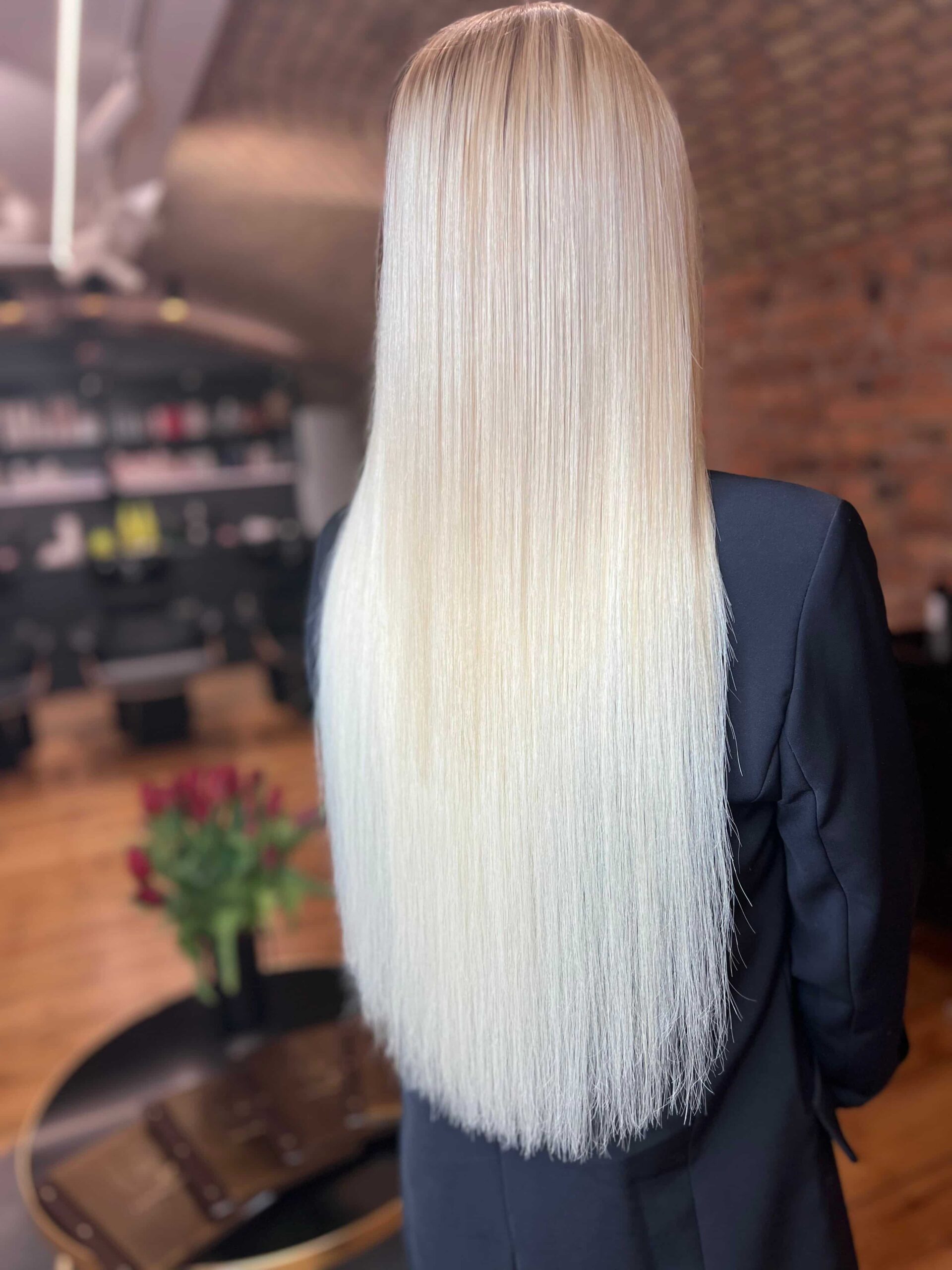 Keratynowe prostowanie włosów blond – efekt po zabiegu, włosy proste, gładkie i jedwabiście błyszczące