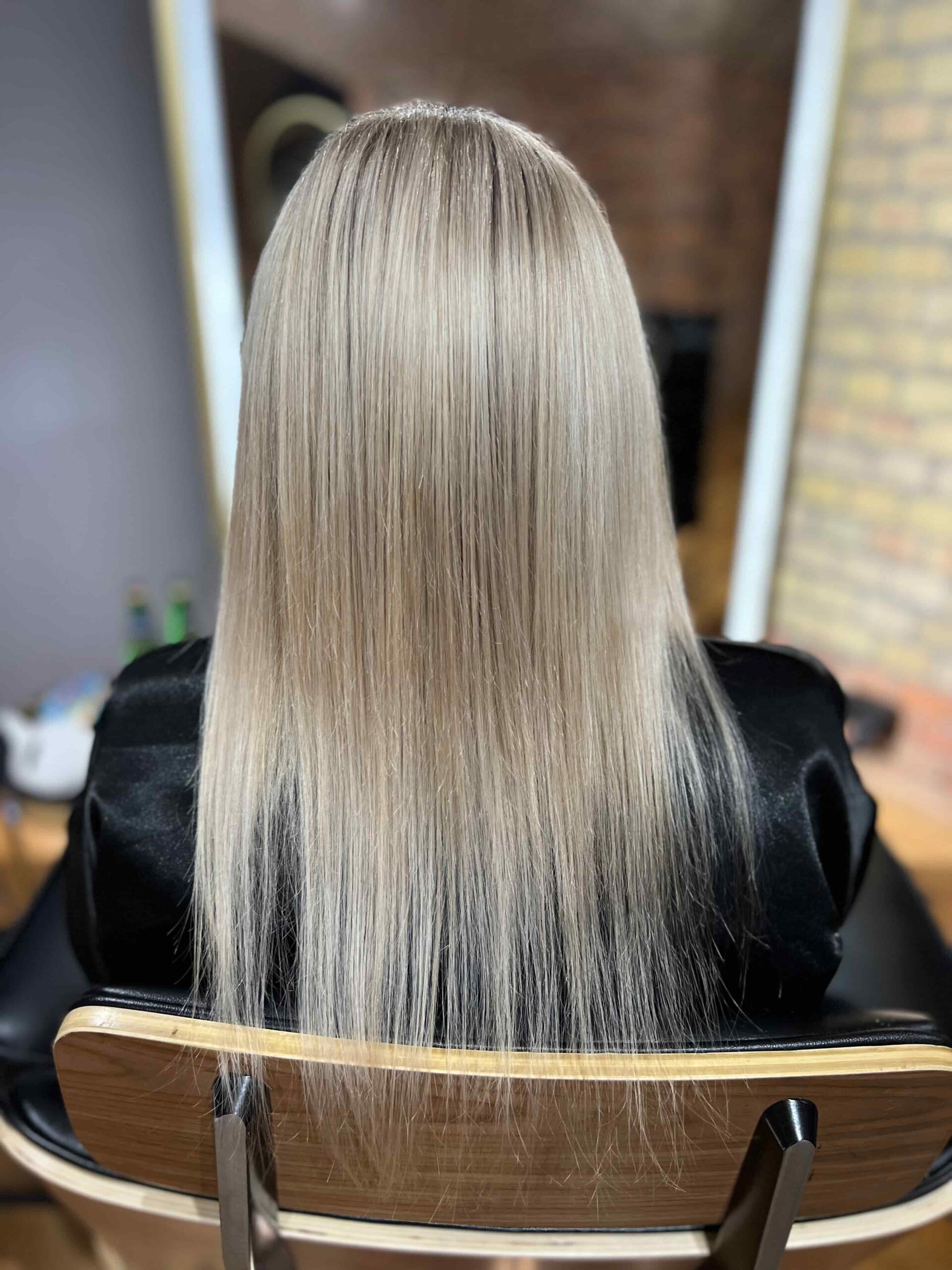 Keratynowe prostowanie włosów blond – efekt przed zabiegiem, włosy puszące się i pozbawione blasku