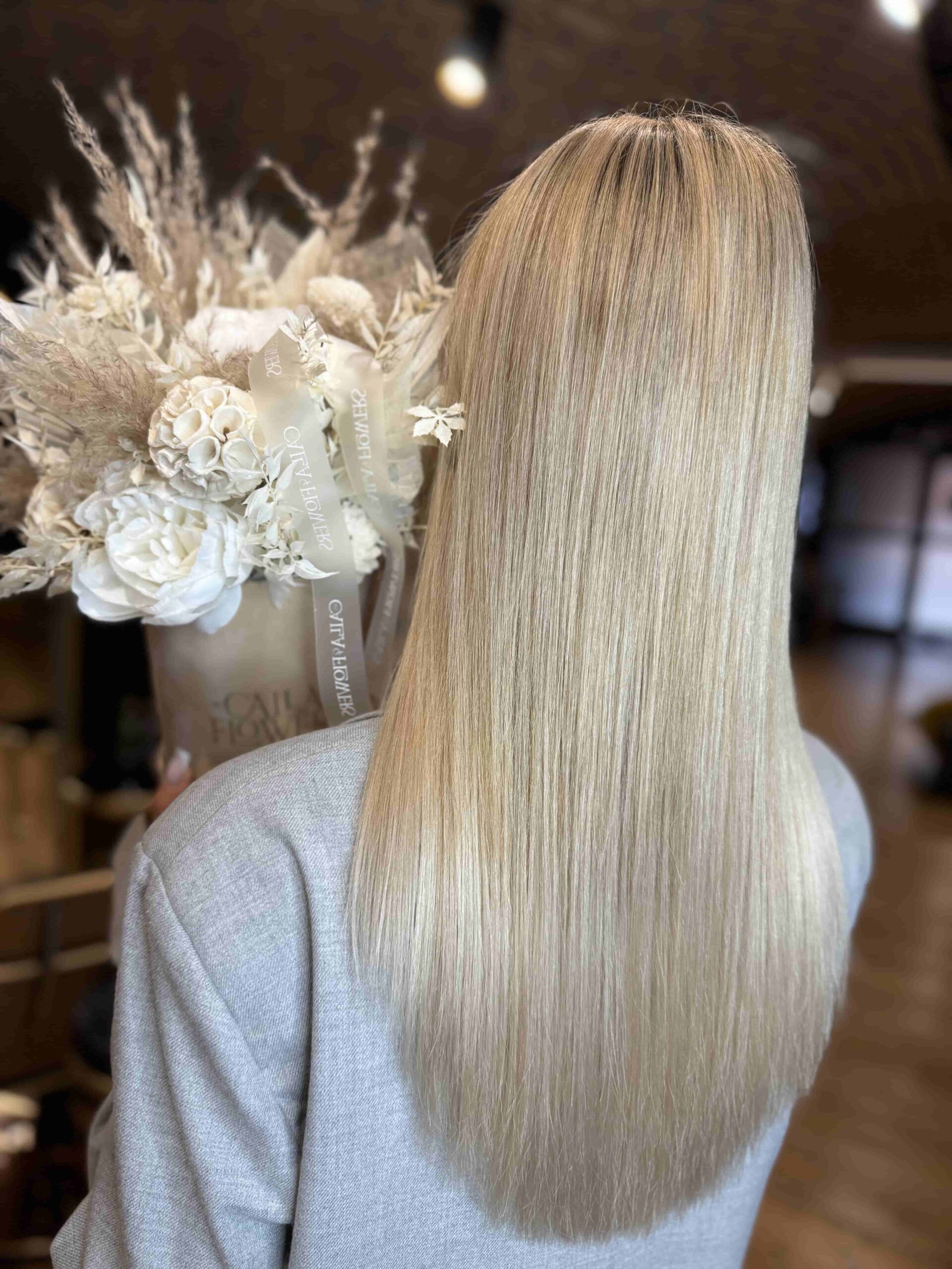 Metoda keratynowa – efekt po zabiegu, włosy blond wygładzone, błyszczące i proste po prostowaniu keratynowym.