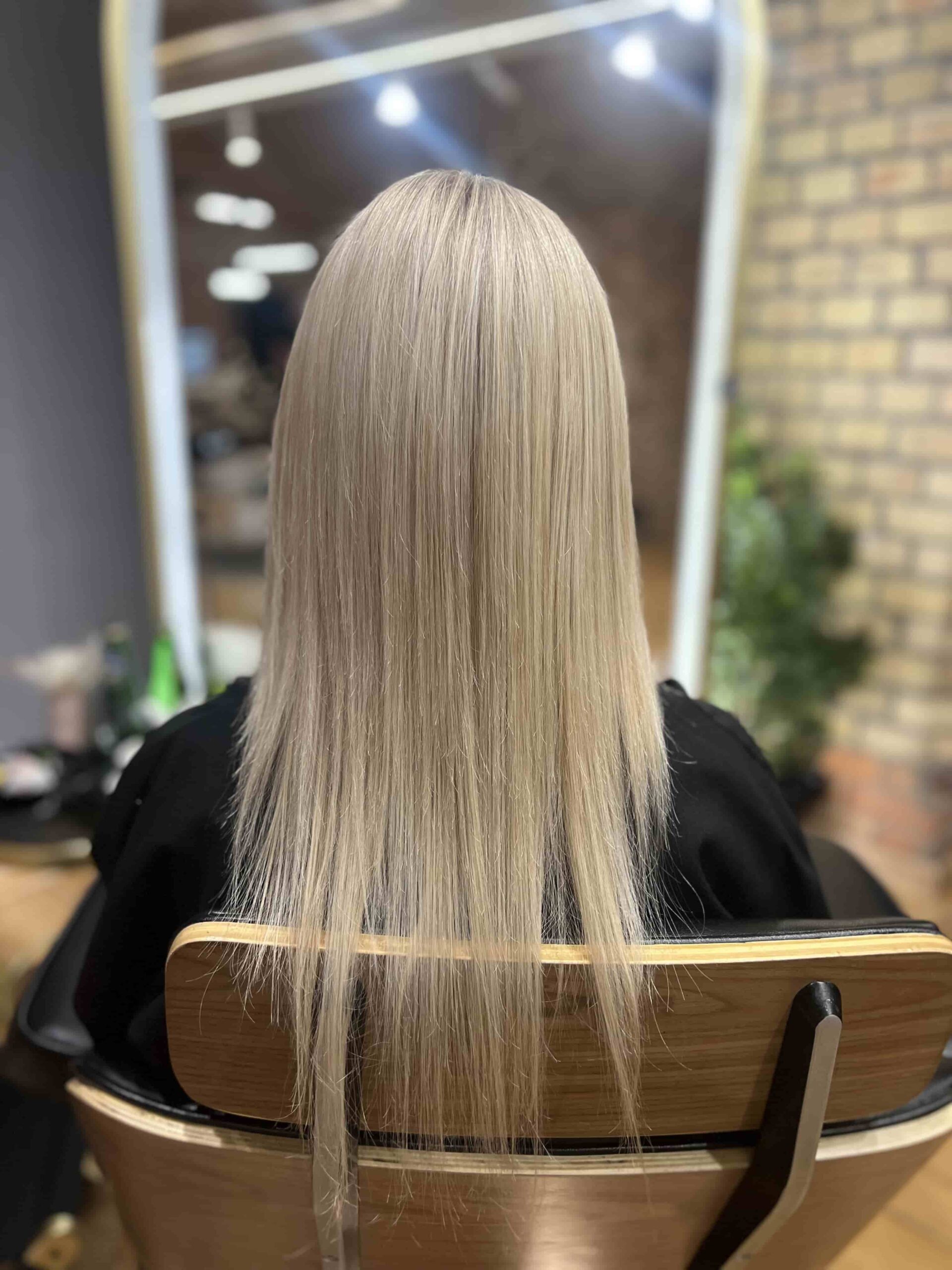 Przedłużanie włosów naturalnych blond – efekt przed zabiegiem, włosy gładkie i średniej długości.