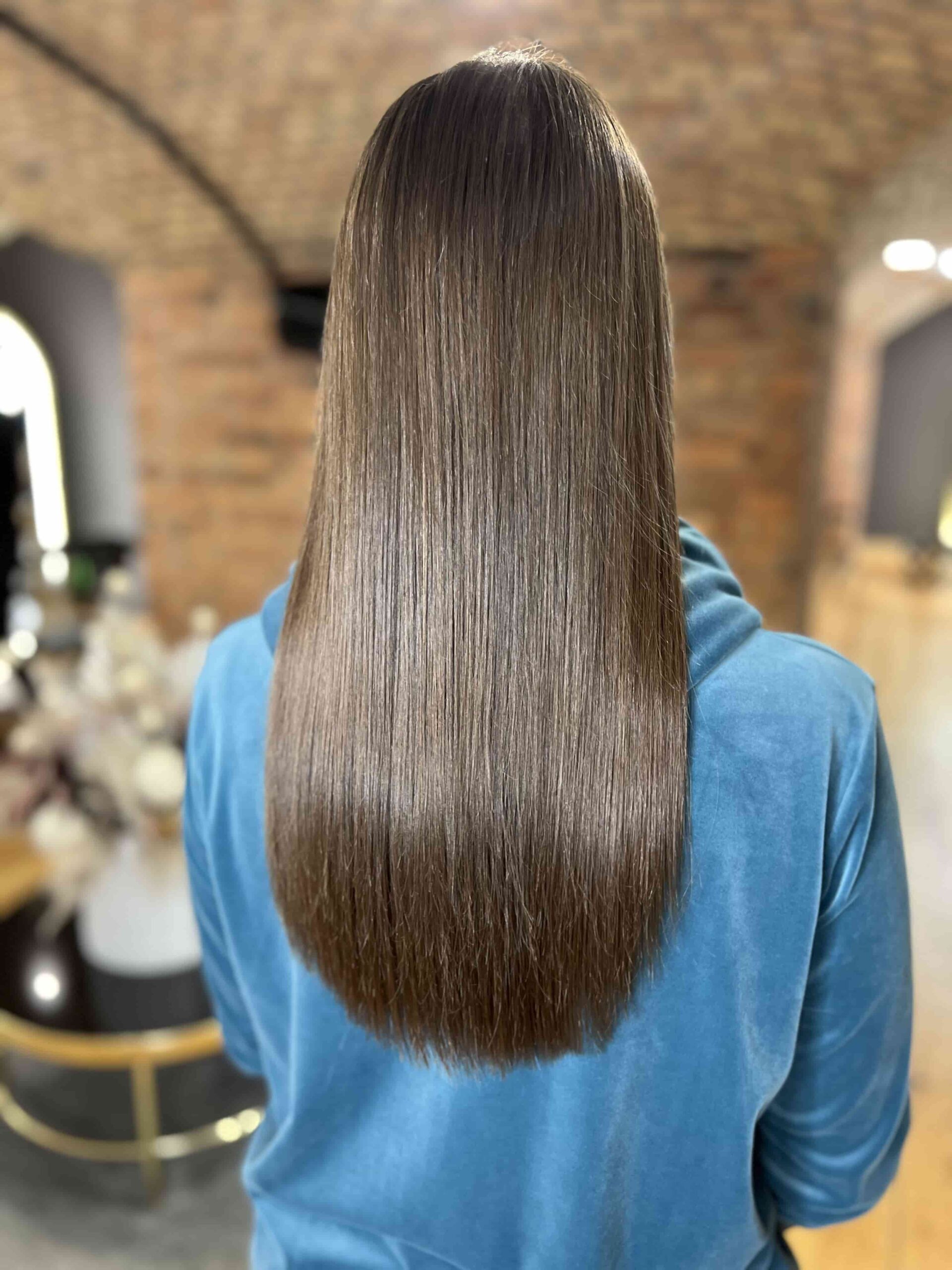 Przedłużanie włosów naturalnych blond – efekt po zabiegu, długie i gęste włosy w odcieniu jasny blond