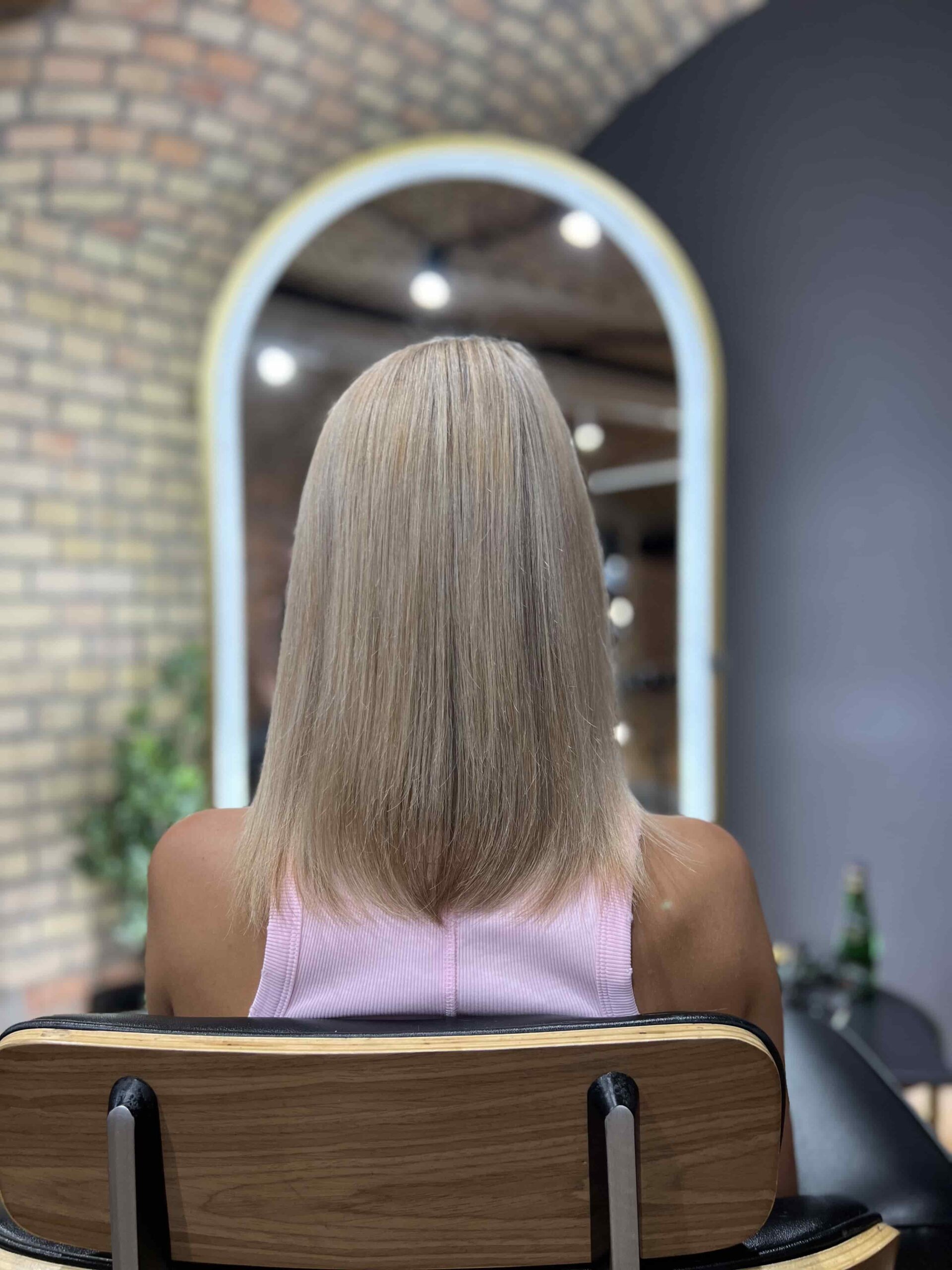 Metoda keratynowa – efekt przed zabiegiem, włosy blond matowe i lekko puszące się.