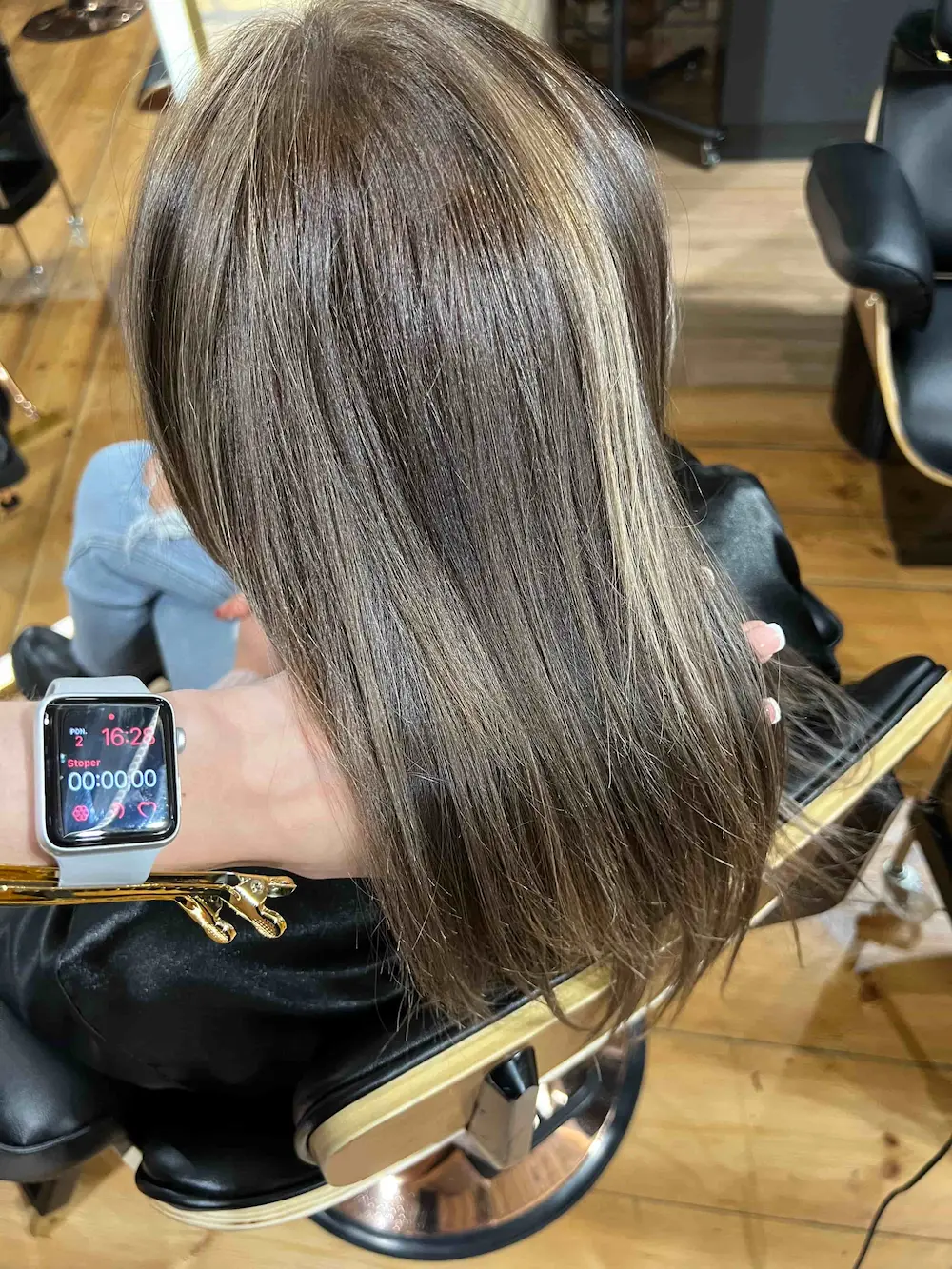 Przedłużanie włosów falowanych blond – efekt przed zabiegiem, włosy cienkie i krótsze