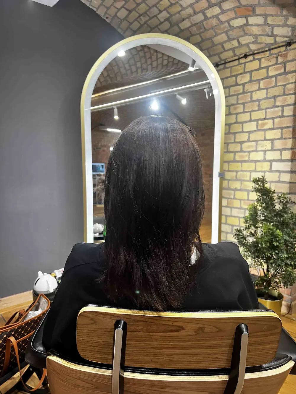 Przedłużanie włosów naturalnych czarnych – efekt przed zabiegiem, włosy proste o średniej długości.