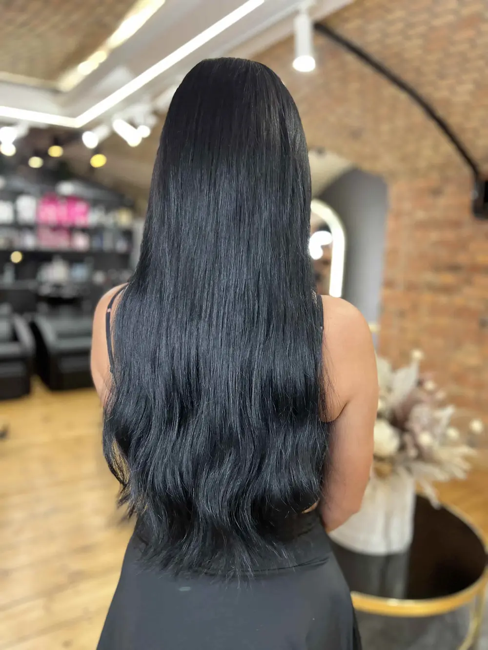 Przedłużanie włosów naturalnych czarnych – efekt po zabiegu, długie, lśniące włosy o głębokim kolorze.