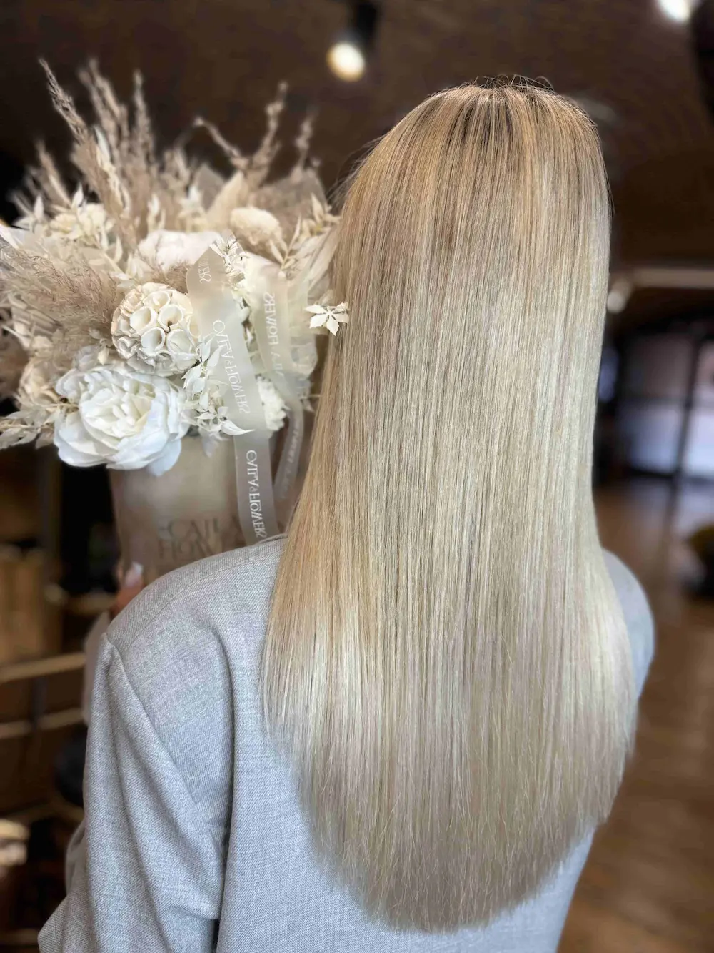 Metoda keratynowa – efekt po zabiegu, włosy blond wygładzone, błyszczące i proste po prostowaniu keratynowym.