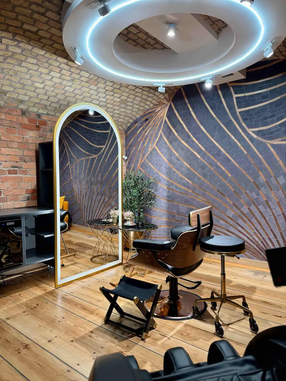 VIP Room w Art Premium Hair Toruń – eleganckie wnętrze salonu fryzjerskiego z komfortową strefą relaksu