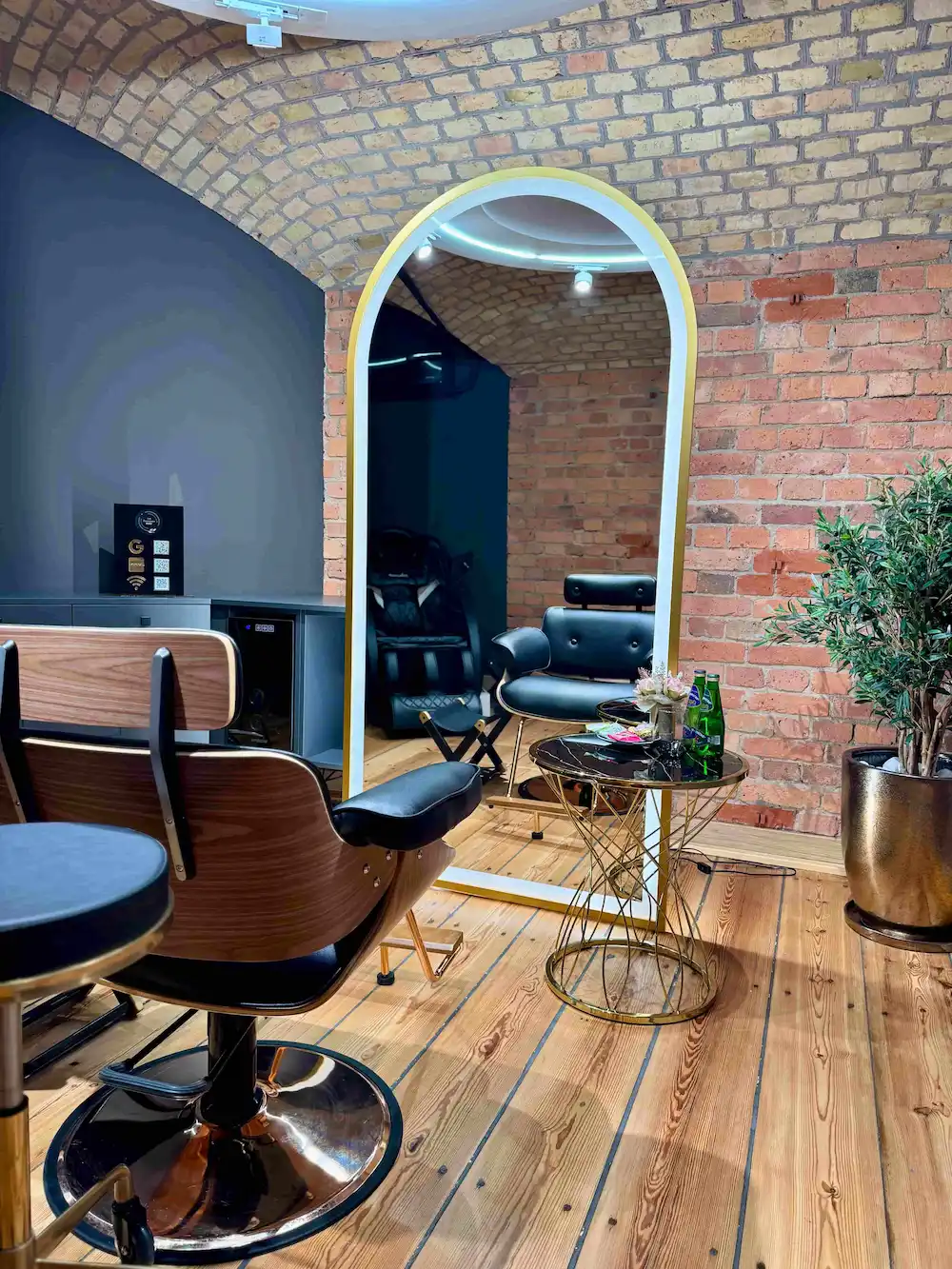 VIP Room w Art Premium Hair Toruń – eleganckie wnętrze salonu fryzjerskiego z komfortową strefą relaksu